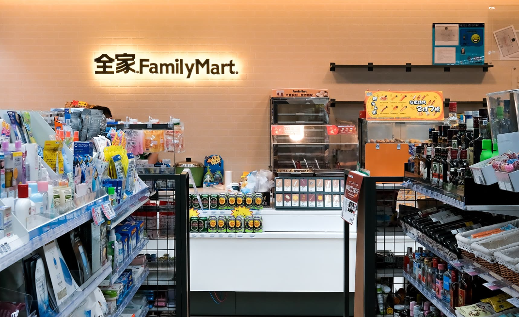 全家便利店引入商米v系列手持机的最新机型商米v2pro标签版实现门店